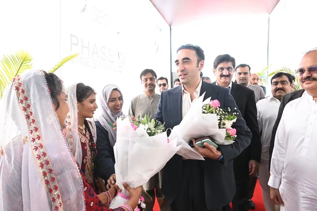 PPPAltaCanada's tweet photo. چیئرمین پاکستان پیپلز پارٹی بلاول بھٹو زرداری نے تھر کول بلاک ٹو میں کوئلے کی کان کی توسیع کے تیسرے مرحلے کا افتتاح کردیا، اس موقع پر انہیں  کان کی توسیع کے حوالے سے بریفنگ دی گئی۔
@BBhuttoZardari #TharBadalRahaHaiPakistan https://t.co/v9lRY7Qq5r