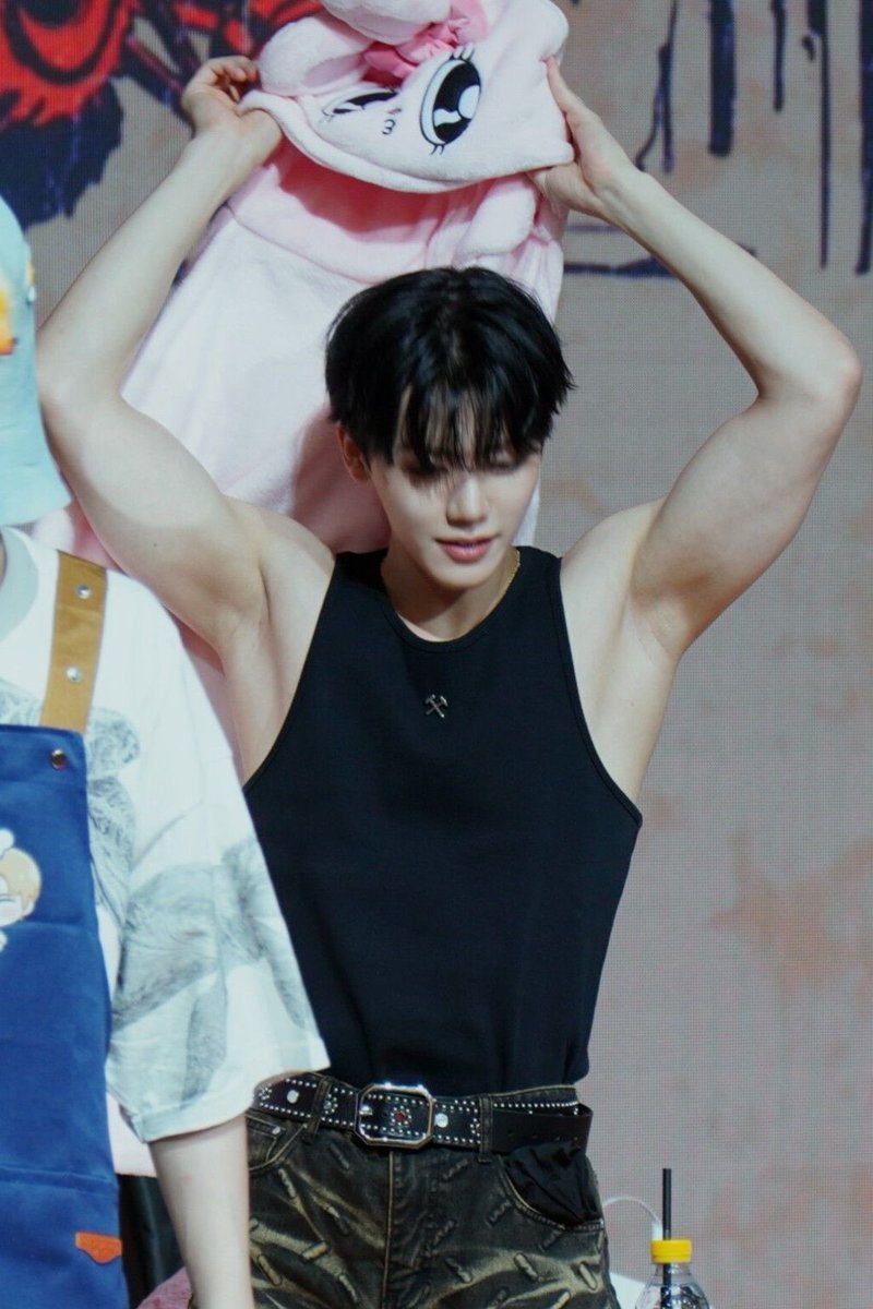 asjaemine's tweet photo. the duality of this man… his muscles really know how to hide 🤧 https://t.co/Ge7yIDVlHN