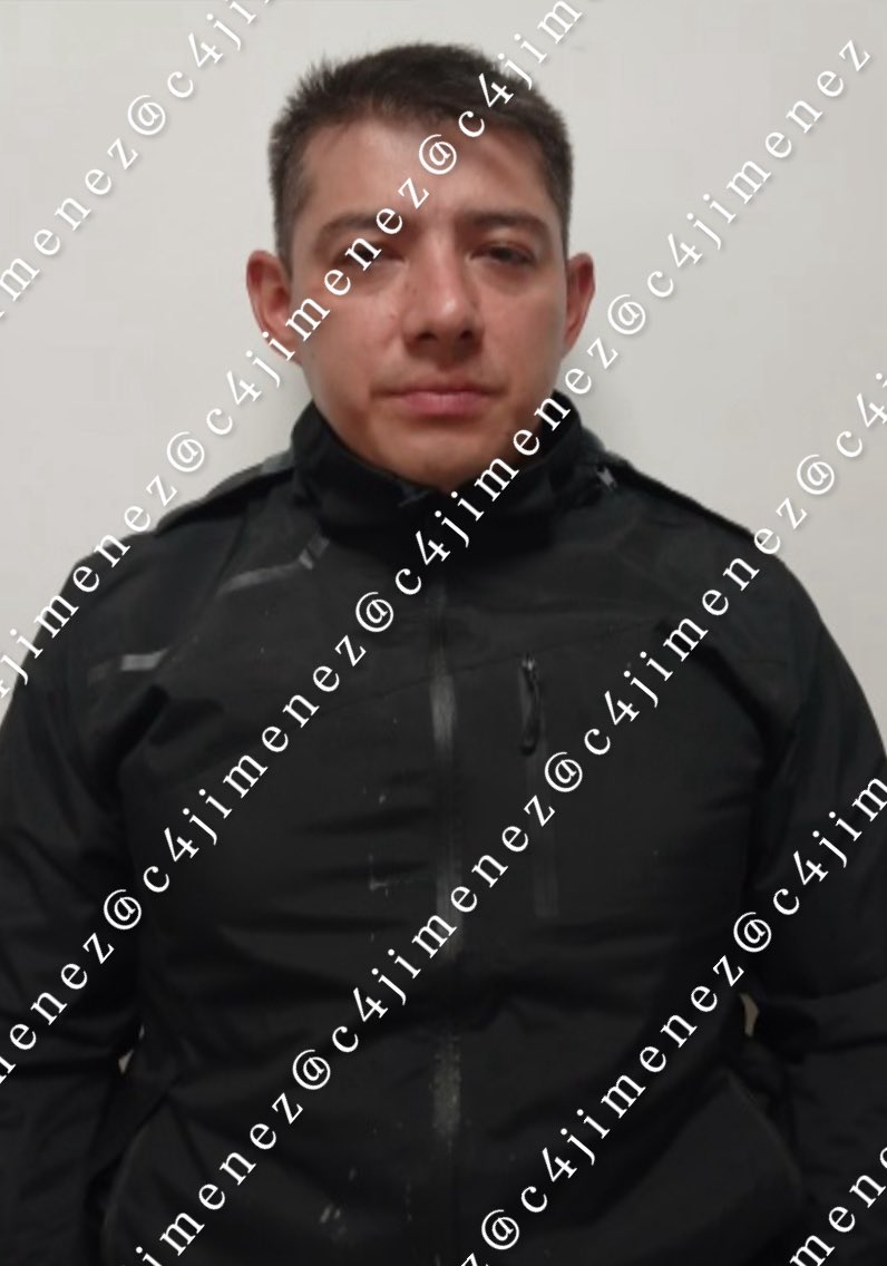 c4jimenez's tweet photo. LA GOLPEÓ, LA ESTRANGULÓ, la PATEÓ en el PISO…
Es el agente de @FiscaliaCDMX Erick Pérez, detenido por @SSC_CDMX acusado de golpear en un motel, a su pareja, quien es Ministerio Público.
La víctima contó q discutieron y luego la golpeó.
El agente no permitió q el médico legista lo revisara, pero se reportó q tenía marcas en las manos producto de los golpes q le propinó a su víctima.