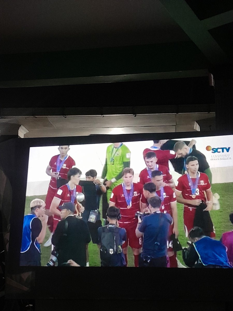 ainayyahin's tweet photo. Ngantri foto sama piala 🏆🏆🏆

#TimnasDay https://t.co/vL3zxNZD2Z