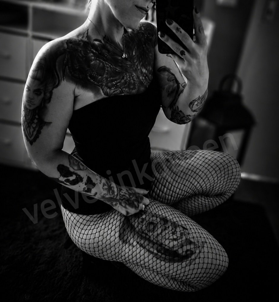 VelvetInkQueen's tweet photo. Dark, dominant &amp; sensual. 🔥🖤 

Come to my dark side! 🔥😉 https://t.co/YyIbXdqHsm