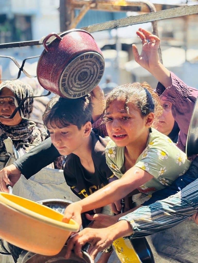 Help_Mazlum2's tweet photo. 🇹🇷 YEMEK YARDIMI 🇵🇸 

Gazze'de insanı yardım çalışmalarımız kesintisiz devam ediyor.

Kamplarda yaşam mücadelesi veren ailelere sıcak yemek dağıtımı gerçekleştirdik.

Lütfen bu yardım videolarını yayalım ve destek olmaktan geri durmayalım.
Yardım için WhatsApp: 05369810867 https://t.co/Ja9De1HSaC