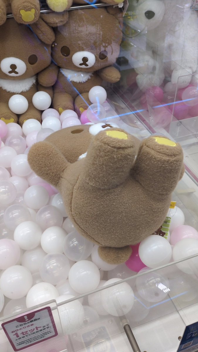 hkai1038's tweet photo. リラックマは全財産使っても取れなくて、泣きながら帰った
次の日1回で確率来て取れた！
プーさんは傾いてるけど可愛い(>ᴗ<) https://t.co/MDA23MnaPs