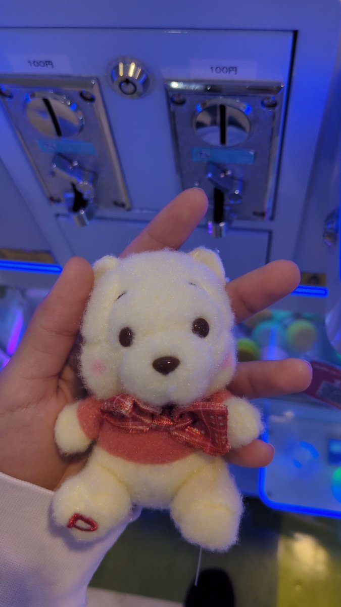hkai1038's tweet photo. リラックマは全財産使っても取れなくて、泣きながら帰った
次の日1回で確率来て取れた！
プーさんは傾いてるけど可愛い(>ᴗ<) https://t.co/MDA23MnaPs