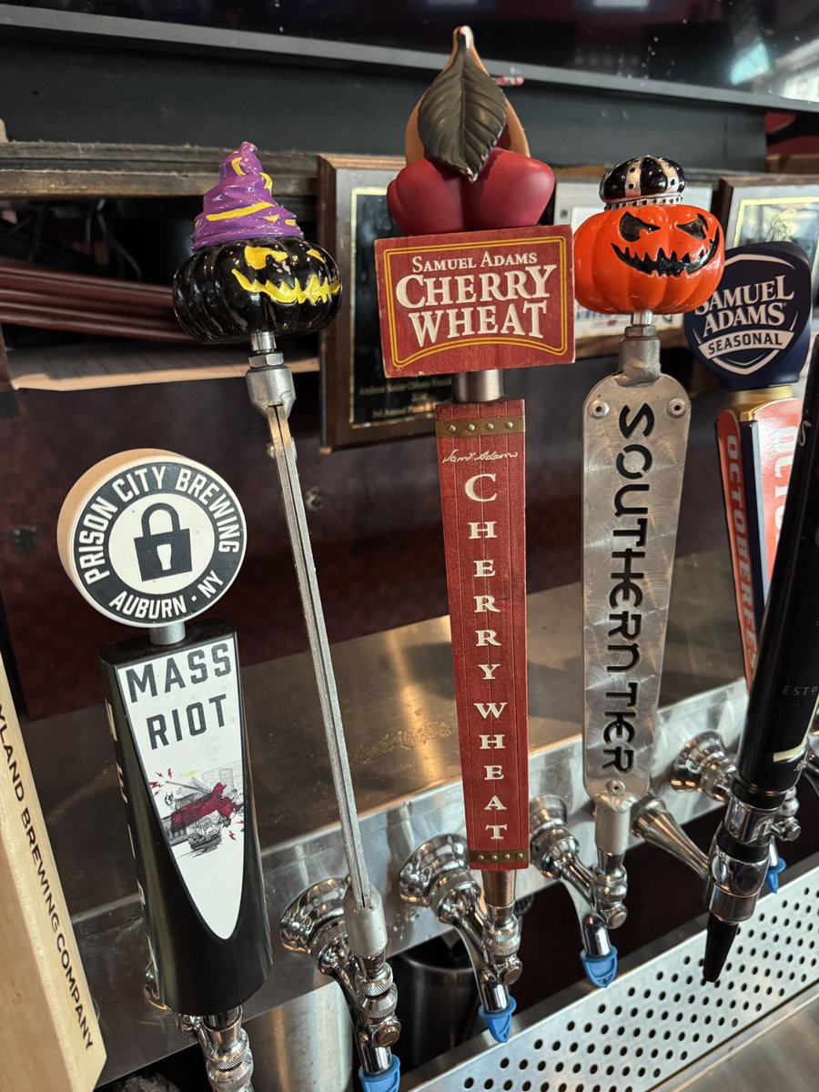 AmherstAleHouse's tweet photo. A great Monday is “on tap”, with 2 #mlbplayoff games, Monday night football and $10 single orders of Wings, Boneless and Fingers.
Don’t forget to enjoy PumKing, Warlock and other seasonal beer on tap! https://t.co/OFTQ60rB5v