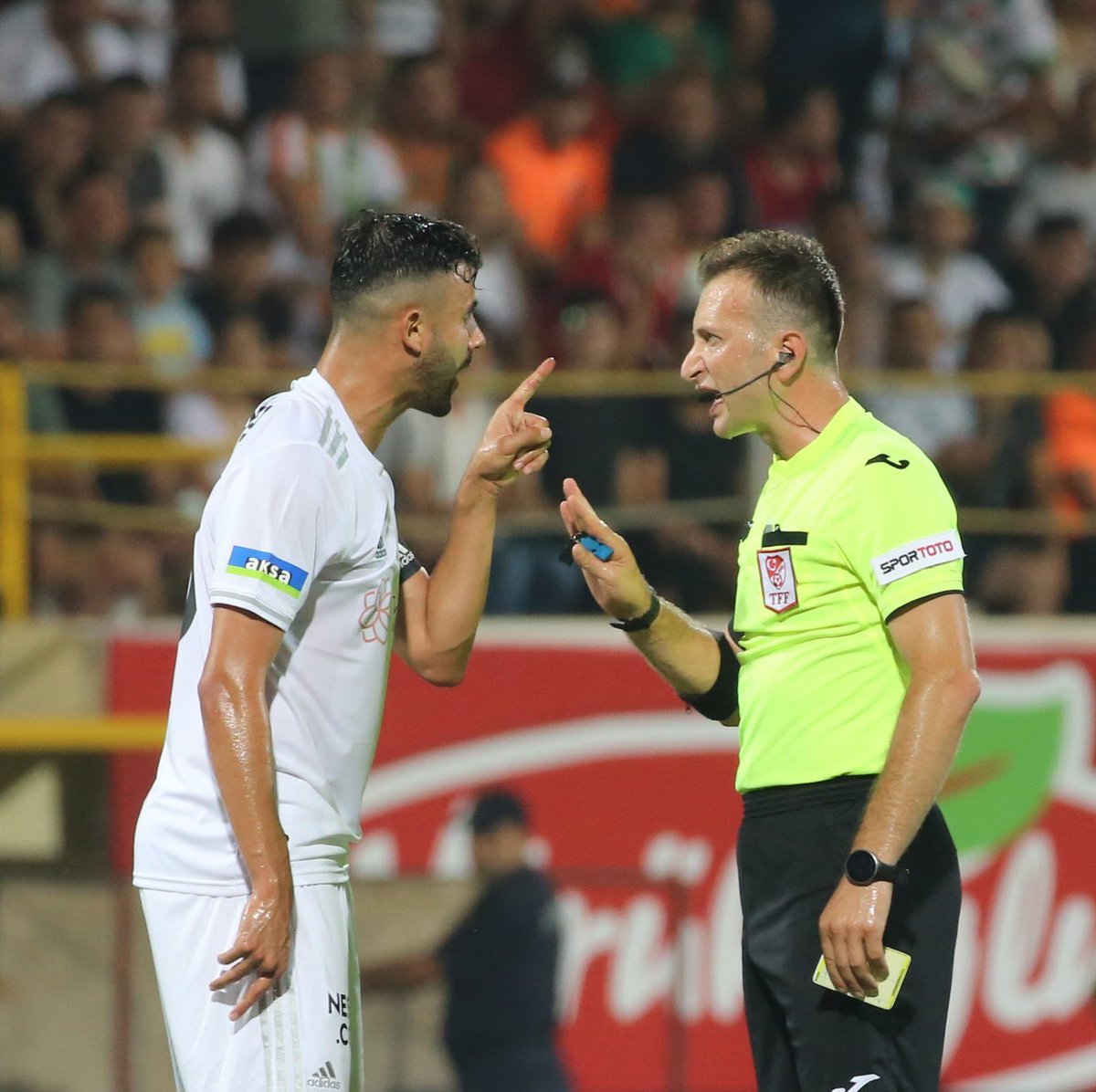 HaberKartali's tweet photo. Şike ve teşvik gerekçesiyle tutuklanan Yasin Kol'un yönettiği "olaylı" Beşiktaş maçları.

▪️ Ağustos 2022: Alanyaspor 3-3 Beşiktaş
▪️ Ekim 2025: Galatasaray 1-1 Beşiktaş
▪️ Nisan 2026: Fenerbahçe 1-0 Beşiktaş https://t.co/WGFld3nske