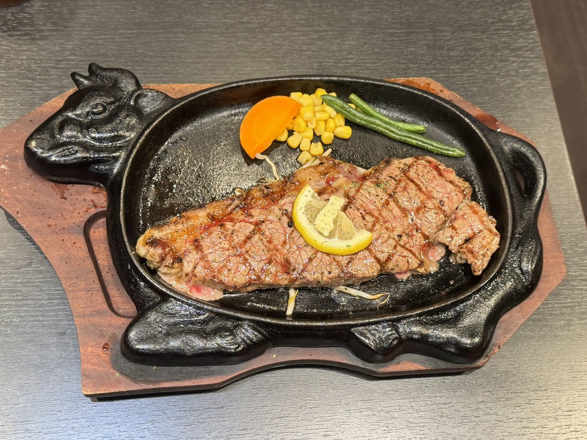W5Kzr's tweet photo. 上野にあるビフリパに行きました。15時までのランチがお得。サラダが付き、ライスが食べ放題。サーロインステーキを注文。超肉柔らかい。ご飯をおかわりする時に大盛りだと結構盛ってくれる。そして、この店の売りはステーキを300g以上注文するとかなり肉をサービスしてくれる。逆詐欺店と言われている https://t.co/kCTMEXIimg
