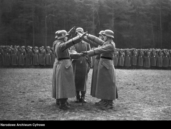 AnitaSchelde's tweet photo. Panie @P_Lukasiewicz jak na Ukrainie, ponownie będą grzebać kogoś z 14 Dywizji Waffen SS-Galizien...to już Pan będzie wiedział ❗️⬇️

Kiedy 28 IV 1943 r. SS-Gruppenführer Otto Gustav von Wächter, gubernator dystryktu krakowskiego i Dystryktu Galicja Generalnego Gubernatorstwa - ogłaszał nabór dla Ukraińców, marzył o utworzeniu pułku policji SS złożonego z ukraińskich ochotników czyli ok. 3 500 osób. Zgłosiło się...80 000 ochotników, co pozwoliło Niemcom na stworzenie pełnej dywizji Waffen-SS i dodatkowo, kilka pułków policyjnych SS.

Fragment przemówienia Reichsführera-SS Heinricha Himmlera do oficerów z Dywizji SS-Galizien (Hałyczyna) 
 : „Wasza ojczy­zna stała się tak znacznie piękniejsza od czasu, gdy pozbyliście się - z naszej inicjatywy, muszę powiedzieć - tych mieszkańców, którzy tak często byli brudną plamą na dobrym imie­niu Galicji, mianowicie Żydów. Wiem, że gdybym rozkazał Wam zlikwidować Polaków, dałbym wam pozwolenie dokonania tego, czego i tak bardzo pragniecie. Jednak, przywilej wydania takiego rozkazu należy wyłącznie do zbawcy Europy, Adolfa Hitlera".

A to kilka przykładów jak Ukraińcy z SS-Galizien realizowali swoje "pragnienia" ⬇️

8 VI 1943 r. Zwięczyce  Gestapo przy udziale ukraińskiego oddziału SS „Galizien” otoczyło wczesnym rankiem wieś Zwięczyce, gmina Rzeszów. Niemcy z Ukraińcami przeszukali zabudowania i spędzili wszystkich mężczyzn na plac przed szkołą. W czasie łapanki zastrzelili 10 osób, po śledztwie jeszcze 9, strzałami w tył głowy.

12 IV 1944 r Sielczyk Oddziały SS-Galizien, Gestapo i Schutzpolizei dokonały pacyfikacji wsi Sielczyk, gmina Biała Podlaska. Niemcy z Ukraińcami zamordowali 8 osób i spalili 12 gospodarstw.

28 VII 1944 r. Kamionka Wieś Kamionka, gmina Kozłów, została otoczona przez żandarmerię niemiecką i oddział Ukraińców z dywizji SS-Galizien. Niemcy z Ukraińcami przeprowadzili rewizję we wszystkich domach, a napotykanych mężczyzn na miejscu zabijali. Ogółem zamordowali 7 osób i spalili 15 zabudowań gospodarczych. Budynki mieszkalne Niemcy obrabowali, zabierając wartościowe przedmioty i inwentarz żywy.

1/2 II 1944 r. Borów Oddziały żandarmerii, SS i SS-Galizien w sile około 3 tysięcy żołnierzy wkroczyły w godzinach nocnych do wsi Borów, gmina Annopol, i przy użyciu broni pancernej całkowicie zniszczyły wieś liczącą 280 gospodarstw, a ludność wymordowały. Wiele osób poniosło śmierć w płonących zabudowaniach. Liczne grupy osób, nie wyłączając kobiet, starców i dzieci, Niemcy i Ukraińcy spędzili do jednego budynku i spalili żywcem.

23/24 II 1944r. Niemcy wraz z Ukraińcami z SS-Galizien), wkroczyli do wsi Piotrawin (Województwo lubelskie, gmina Łaziska). Schwytali mieszkańców i zagnali na plac gdzie związano ich drutem kolczastym i zapędzono do domów, które podpalili. Wszyscy Polacy spłonęli żywcem. Szczątki ofiar i zgliszcza domów wrzucono do rzeki Wisły. Niektóre z Ofiar które poniosły Męczeńską Śmierć :  
Śp. Zofia Owcarz - lat 35
Śp. Stanisława Osuch - lat 32
Śp. Leokadia Kania - lat 23
Śp. Mieczysław Kaługa - lat 10
Śp. Adam Owcarz - lat 10
Śp. Mieczysław Kaługa - lat 10
Śp. Wanda Kaługa - lat 8
Śp. Danuta Kaługa - lat 4
Śp. Bogdan Owcarz - lat 3
Śp. Antoni Kania - lat 2
Śp. Anna Kania - 6 tygodni

ZAGŁADA polskich wsi 2 II 1944 r. Karasiówka była jedną z sześciu wsi (obok Borowa, Szczecyna, Wólki Szczeckiej, Łążka Zaklikowskiego i Łążka Chwałowskiego), które tego dnia zostały doszczętnie zniszczone w jednej z największych i najkrwawszych pacyfikacji polskiej wsi podczas okupacji niemieckiej.

1. batalion 4. pułku policyjnego SS, lokalna żandarmeria, Gestapo, Wehrmacht, policjanci z 5. Galicyjskiego Ochotniczego Pułku SS (związani z SS-Galizien) oraz inni ukraińscy kolaboranci w sumie ponad 3 000 zbrodniarzy, wsparci artylerią, czołgami i lotnictwem, otoczyły wsie nocą. Nad ranem rozpoczęto atak.

Spalono wszystkie zabudowania. Zamordowano mieszkańców - według różnych źródeł ok. 60 osób. Niektóre relacje podają wyższą liczbę (do 142 ofiar łącznie z pobliską Wólką Gościeradowską : 37 mężczyzn, 49 kobiet i 57 dzieci). Świadkowie zeznali, że w jednej ze stodół spalono żywcem 17 osób. Rodzinę miejscowego gajowego zarżnięto nożami. Młode kobiety były przed śmiercią gwałcone.

Inne miejscowości w których Niemcy wspólnie z Ukraińcami dokonali zbrodni na Narodzie Polskim to m. in.  Huta Pieniacka,  Sahryń, Łaszczów, Czerwony Krzyż, Ujście, Malice, Nowy Żmigród, Polskowola, Pościsze, Tłuściec, Żabce, Sielczyk cała Zamojszczyzna, Kresy Wschodnie. #NiemieckieZbrodnie #UkraińskieZbrodnie

Źródło :
National Military Archives in Washington National Archives and Records Administration (NARA).
Mikrofilm : T-175, Roll 94
Stenogramy z przemówień Heinricha Himmlera do oficerów i oficerów SS Heinrich Himmler : Geheimreden 1933 bis 1945.
Komisja Ścigania Zbrodni przeciwko Narodowi Polskiemu. Niemieckie dokumenty operacyjne "Armeeoberkommando" i niemieckiej administracji okupacyjnej.

Kochani bardzo proszę o większą mobilizację przy naszej kawiarce, bo dzisiaj to wygląda tak, jakby wszyscy poszli na wagary. Dziękuję. https://t.co/uYX0ELCMFj