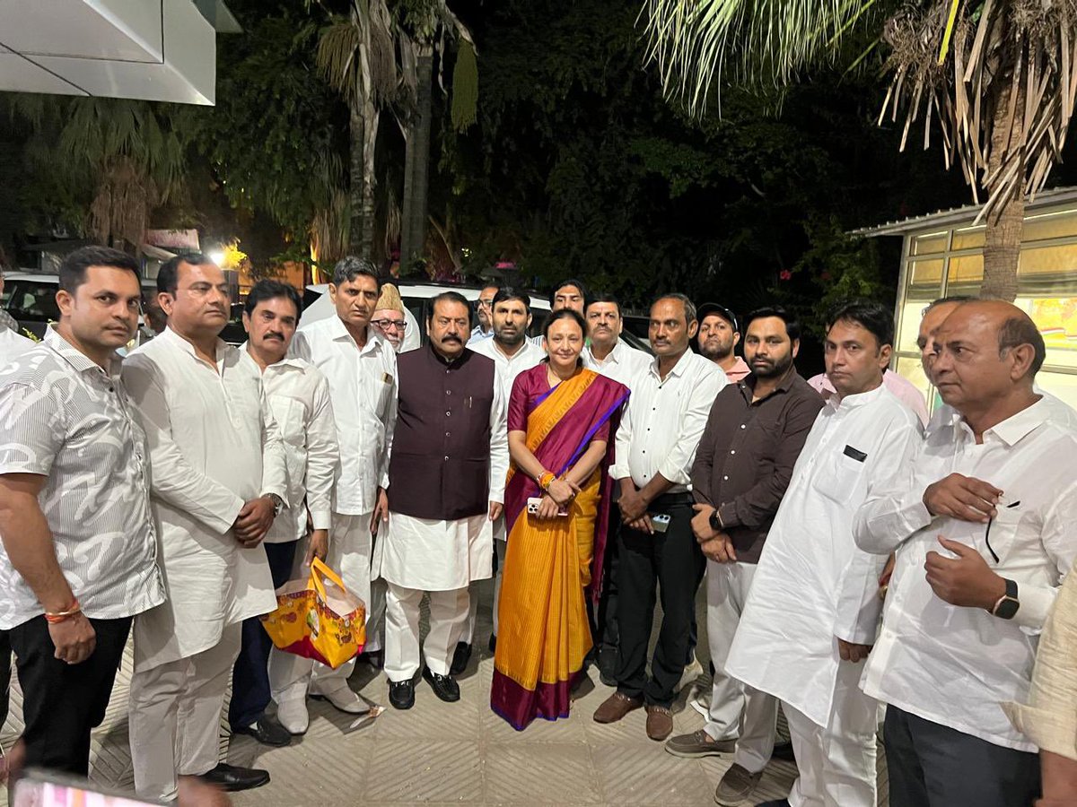 dollysharmaINC's tweet photo. आज दिल्ली में मेरे पिताजी श्री नरेंद्र भारद्वाज जी @NBhardwajINC जी ने @INCUttarPradesh की नवनियुक्त अध्यक्ष श्रीमती @aradhanam7000 जी से मुलाक़ात कर शुभकामनाएँ प्रेषित की ।

ये हमारे लिए बेहद ख़ुशी का पल है , दीदी बहुत ही अच्छे स्वभाव की धनी हैं , जुझारू हैं , मेहनती हैं , कांग्रेस के प्रति समर्पित है ।

तबियत ख़राब होने के कारण मैं नहीं जा पायी , लेकिन स्वस्थ होते ही जल्द मिलूँगी ।