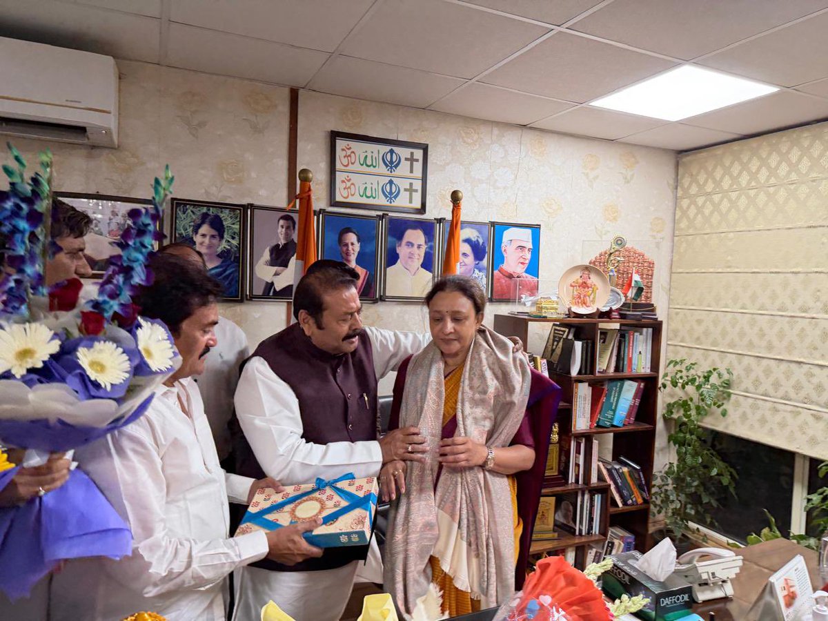 dollysharmaINC's tweet photo. आज दिल्ली में मेरे पिताजी श्री नरेंद्र भारद्वाज जी @NBhardwajINC जी ने @INCUttarPradesh की नवनियुक्त अध्यक्ष श्रीमती @aradhanam7000 जी से मुलाक़ात कर शुभकामनाएँ प्रेषित की ।

ये हमारे लिए बेहद ख़ुशी का पल है , दीदी बहुत ही अच्छे स्वभाव की धनी हैं , जुझारू हैं , मेहनती हैं , कांग्रेस के प्रति समर्पित है ।

तबियत ख़राब होने के कारण मैं नहीं जा पायी , लेकिन स्वस्थ होते ही जल्द मिलूँगी ।