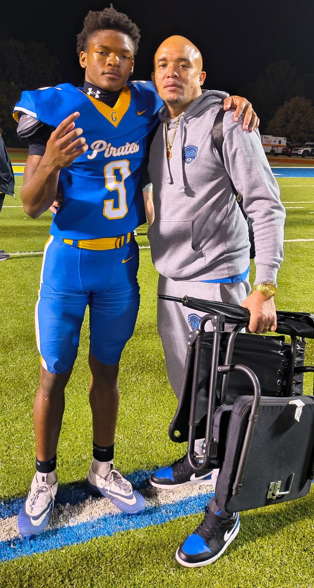 JeremyT04188993's tweet photo. Always fun to watch you play @JeremyThomasGPN GREAT win Friday night! Lockdown C/B-W/R Gosnell High School Gosnell Arkansas 👍🏽💪🏽💯⛽🔥🦍 43-29 against Forrest City Mustangs!!!!! 5-0 record!!!!! https://t.co/lV2HF08fr7