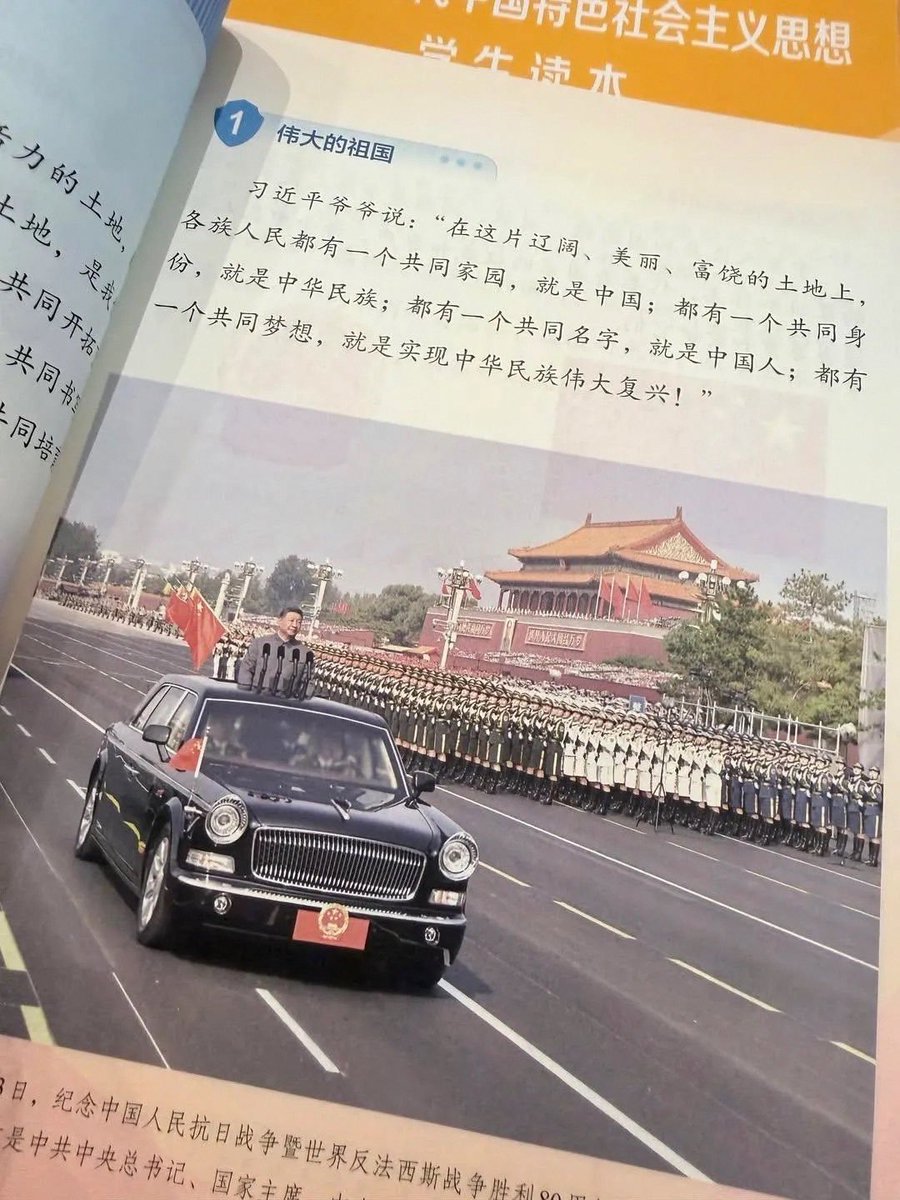 Jean86309405's tweet photo. 肖像入教材、强制学“习思想”、配合对外敌意教育——政治灌输低龄化的今天，个人崇拜正在全面倒退回毛泽东时代。 https://t.co/pj394i3Xv5