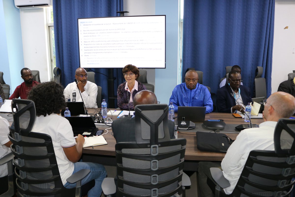 UNICEF_Burundi's tweet photo. Moment d’émotion lors de la 7ᵉréunion du Groupe des Partenaires Financier pour la Santé (#GPFS): les partenaires ont rendu hommage à @FranceBegin2, Représentante de @UNICEF_Burundi, pour son leadership & son engagement en tant que Cheffe de file des partenaires en santé. https://t.co/L3ZJLBudbb