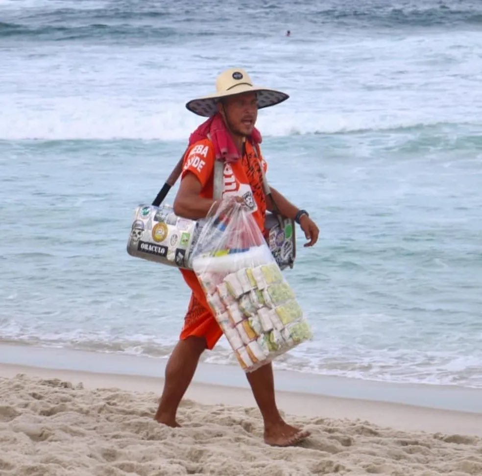 mybestAnitta's tweet photo. 🚨 FLÁVIO BOLSONARO SOBRE OS AMBULANTES NAS PRAIAS:

“Tem que acabar com os ambulantes nas praias. O banhista precisa ter paz. Vamos deixar as praias como o Leblon, sem ninguém vendendo nada.” https://t.co/PUI5bfnKdJ