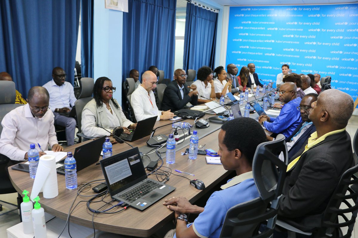 UNICEF_Burundi's tweet photo. Moment d’émotion lors de la 7ᵉréunion du Groupe des Partenaires Financier pour la Santé (#GPFS): les partenaires ont rendu hommage à @FranceBegin2, Représentante de @UNICEF_Burundi, pour son leadership & son engagement en tant que Cheffe de file des partenaires en santé. https://t.co/L3ZJLBudbb