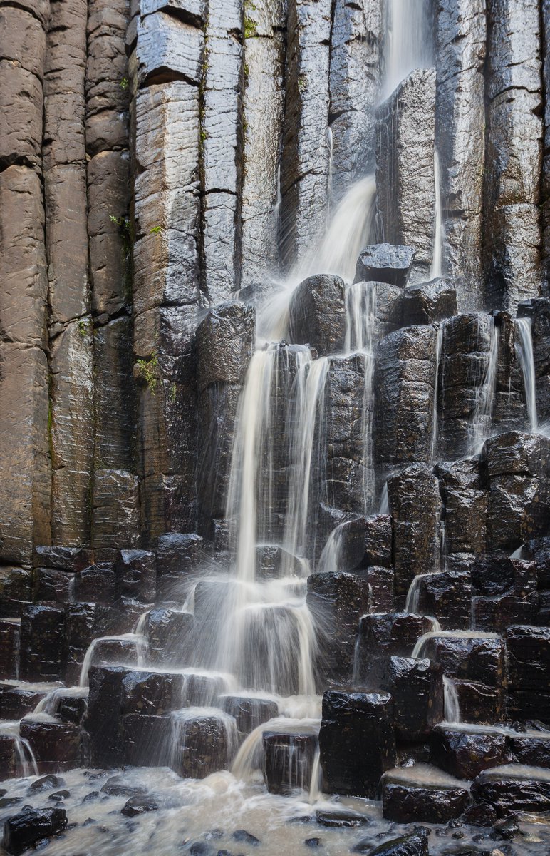 InterestingHOF's tweet photo. Waterfall over the Basaltic Prisms of Santa María Regla, Huasca de Ocampo, Hidalgo, Mexico.

Diego Delso, 2013 https://t.co/8A8C64BdPb