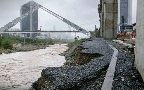 revistacodigo21's tweet photo. Lluvias desgajan otro tramo del parque lineal bajo inconcluso monorriel de Línea 4 del Metro.
Nada más a Samuel García se le pudo ocurrir parque y pilotes de obra allí.
El Río Santa Catarina siempre toma su curso 
Millonadas del pueblo a la basura.
#Monterrey #NuevoLeón https://t.co/MdvCgAE3DV