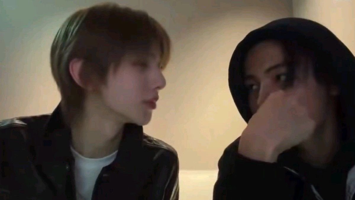 IanGoesMissing's tweet photo. A sapphic #hoonhyeon AU 🌹 https://t.co/s93bluAP7R