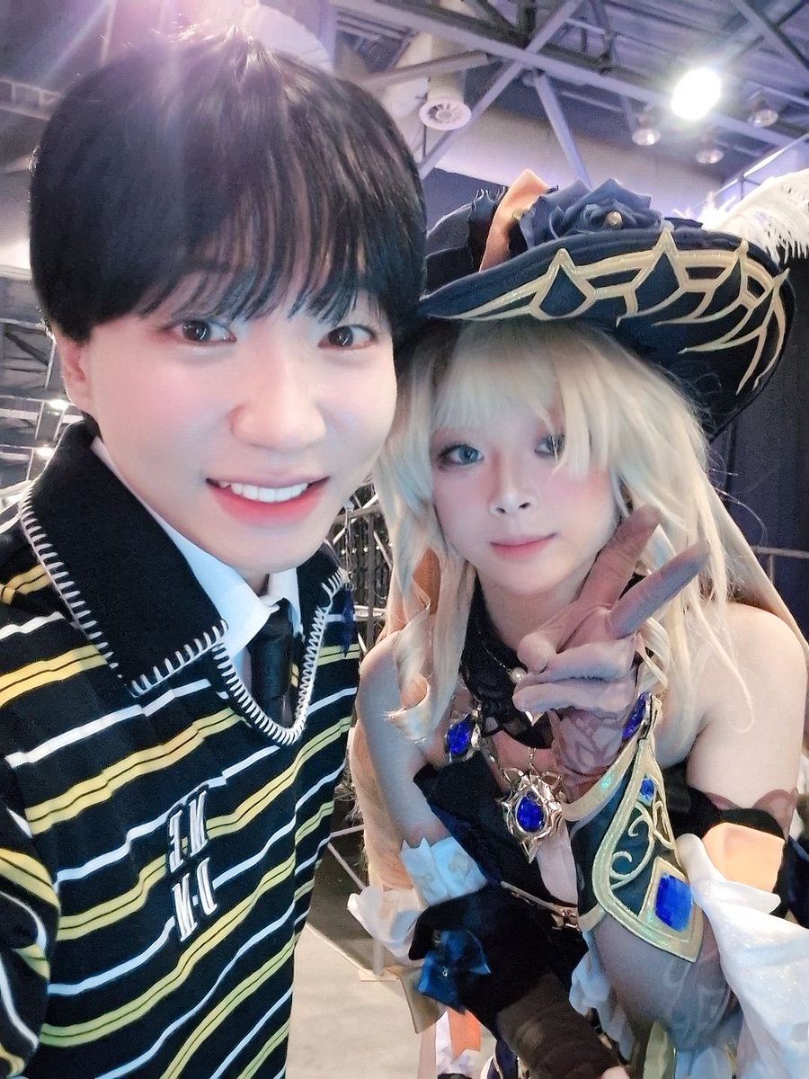 cosplay_via's tweet photo. 도티님께서 금요일에 "저는 저 자오 코스프레 하신 분!" 라고 하시면서 굿즈도 주시고 토요일에는 무대에서 리듬게임 하겠다고 일어서서 춤 추니 "나비아랑 ㅇㅇㅇㅇ  중에서 고민이 되는데요!" 하시고 (안 뽑힘) 정말 영광스러운 나날들 이었습니다!

휴대폰 빌려줘신 야사e님 진심으로 감사드립니다! https://t.co/ERQTkJWsEH