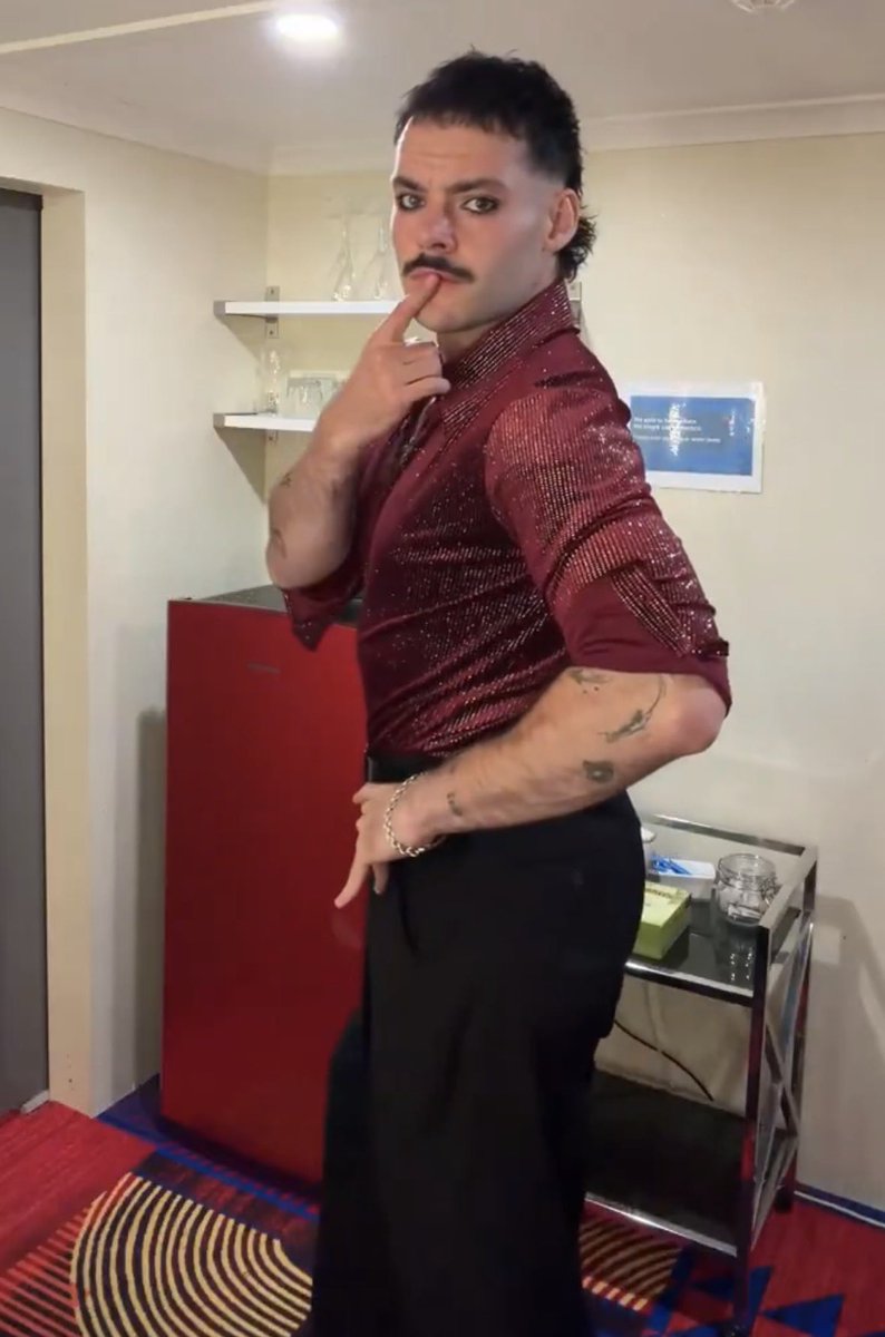 mistyjoost's tweet photo. same fruity ass man people were accusing of being a queerbaiter btw https://t.co/yYRnIWlLzZ