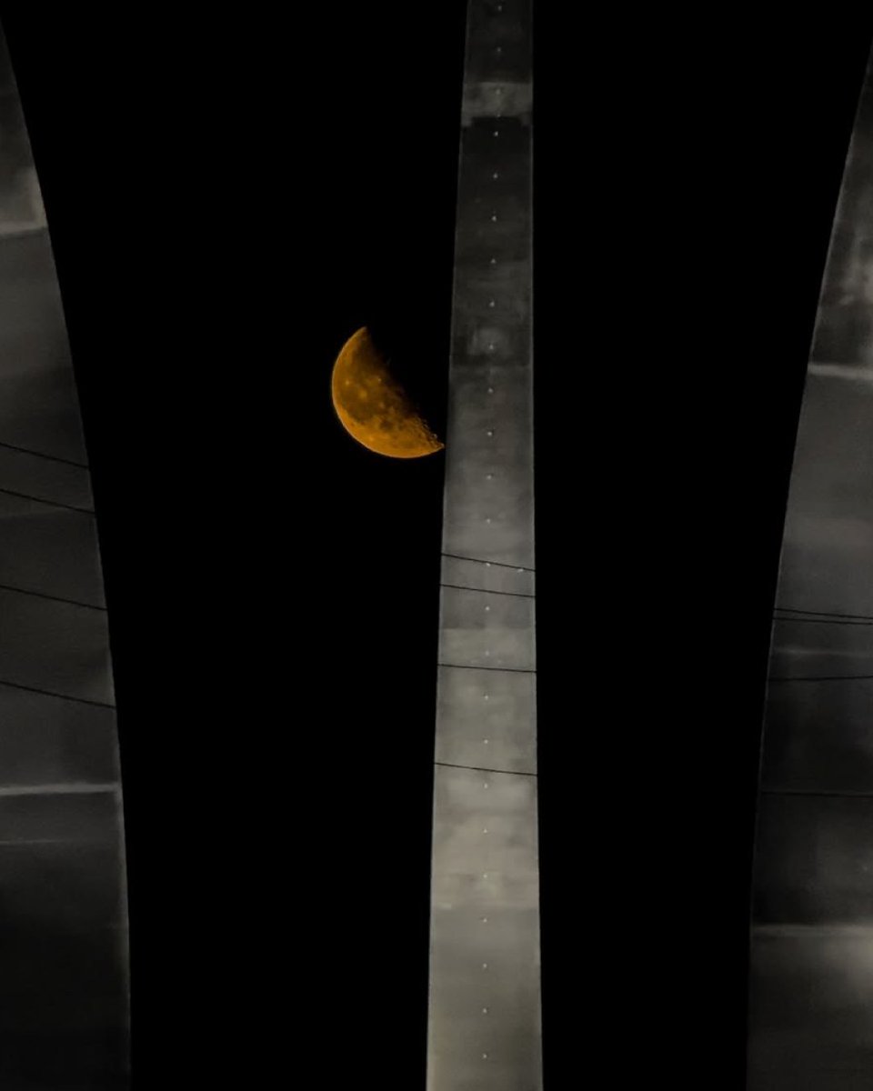 ReeflexCamera's tweet photo. A quiet moment suspended above the city.

Captured on iPhone 17 Pro Max with the uper Telephoto 240mm, this frame turns a late-night stop into a striking alignment between the rising Moon and the Air Force Memorial.

📸 Photo by Maurice Bakley

#Reeflex #ReeflexPiazza #ShotWithReeflex #ExploreCreateInspire #iPhonePhotography