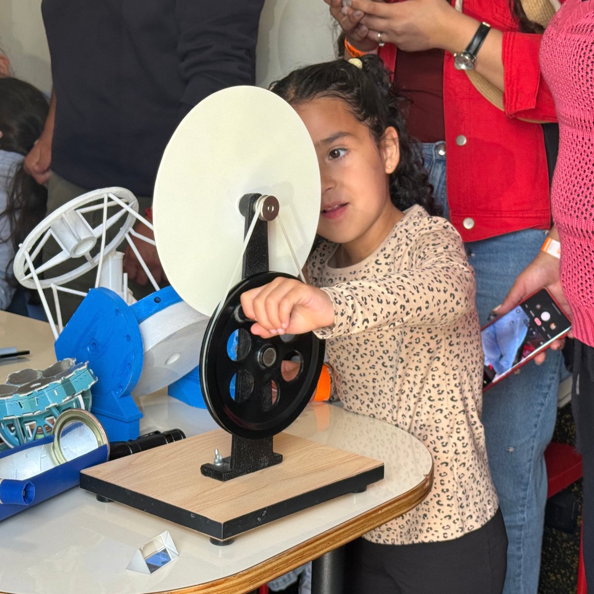 LCOAstro's tweet photo. El @LCOAstro participó en el Festival de Ciencia y Tecnología de la @CienciasULS con el  LabMóvil Conciencia Astronomía, operado en conjunto con @giantmagellan https://t.co/w0L91Y6qro