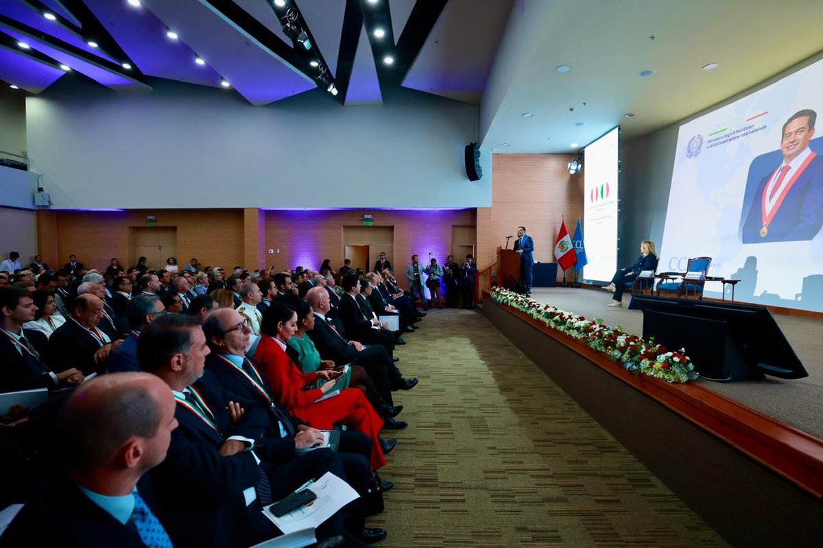 congresoperu's tweet photo. El presidente del Congreso, Miguel Ángel Torres(@mikitorresfp), participó en la inauguración del Foro Empresarial Perú e Italia, junto con la viceministra de Estado en Asuntos Exteriores y de la Cooperación Internacional de Italia, María Tripodi.

Durante su intervención, el titular del Parlamento destacó el compromiso del Congreso de respaldar la seguridad jurídica, garantizar reglas de juego estables y actuar con transparencia para atraer inversiones extranjeras.

📌 Nota completa: https://t.co/UZl5e2a24c