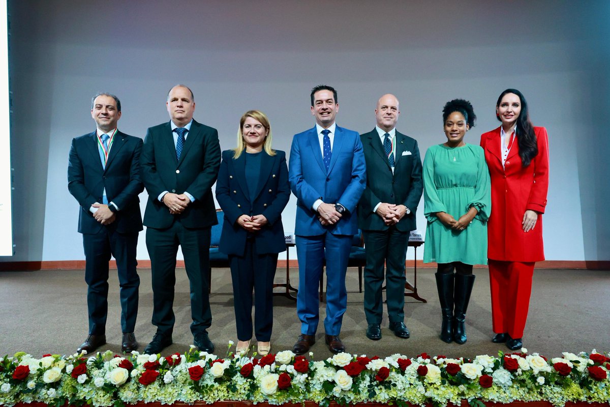 congresoperu's tweet photo. El presidente del Congreso, Miguel Ángel Torres(@mikitorresfp), participó en la inauguración del Foro Empresarial Perú e Italia, junto con la viceministra de Estado en Asuntos Exteriores y de la Cooperación Internacional de Italia, María Tripodi.

Durante su intervención, el titular del Parlamento destacó el compromiso del Congreso de respaldar la seguridad jurídica, garantizar reglas de juego estables y actuar con transparencia para atraer inversiones extranjeras.

📌 Nota completa: https://t.co/UZl5e2a24c