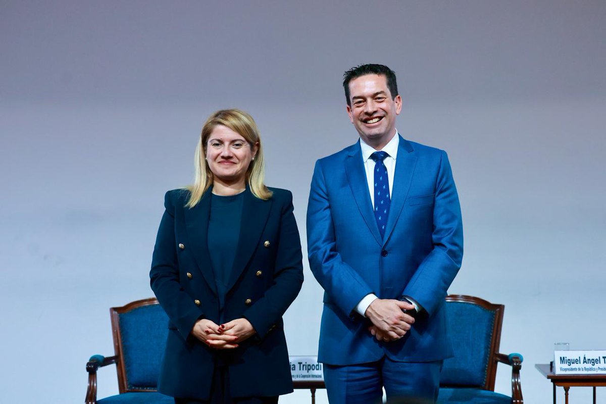 congresoperu's tweet photo. El presidente del Congreso, Miguel Ángel Torres(@mikitorresfp), participó en la inauguración del Foro Empresarial Perú e Italia, junto con la viceministra de Estado en Asuntos Exteriores y de la Cooperación Internacional de Italia, María Tripodi.

Durante su intervención, el titular del Parlamento destacó el compromiso del Congreso de respaldar la seguridad jurídica, garantizar reglas de juego estables y actuar con transparencia para atraer inversiones extranjeras.

📌 Nota completa: https://t.co/UZl5e2a24c