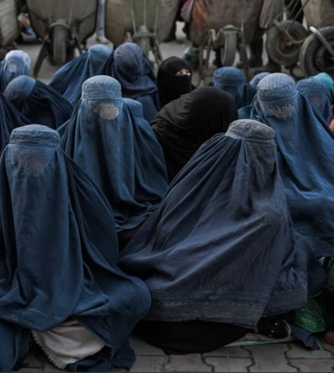 Pantic_05's tweet photo. Dice esta mujer, (q se ve q entiende mucho de política) sobre las siguientes elecciones, q España se va a convertir en el cuento de la criada.
Yo creo q más bien vamos a ser Afganistán con la sharia y así. Pero bueno, vaya uno a saber. Cuidado q viene el fascismo y paridas varias https://t.co/2wscm5YHkh