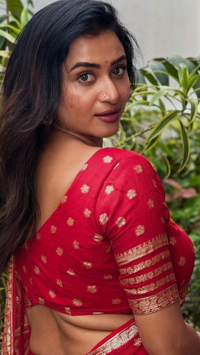 achaachooavara's tweet photo. Shh janai Munda 🥵🥵antha idupu madipum Andh molai shape um shhh thevdiya Munda koluri eh di , andha red jacket ah uruvi kamba kadichu iluthu paal kudikanum 🥵🥵😋 https://t.co/K71YuvXFTe