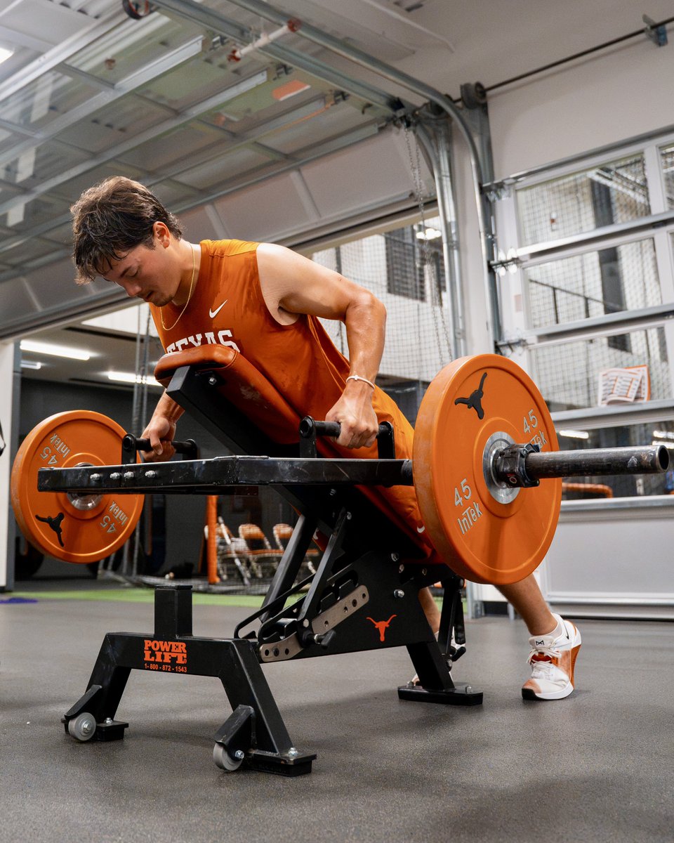 TexasBaseball's tweet photo. embrace the grind 😤

#HookEm https://t.co/Ma2ed1Ihhd