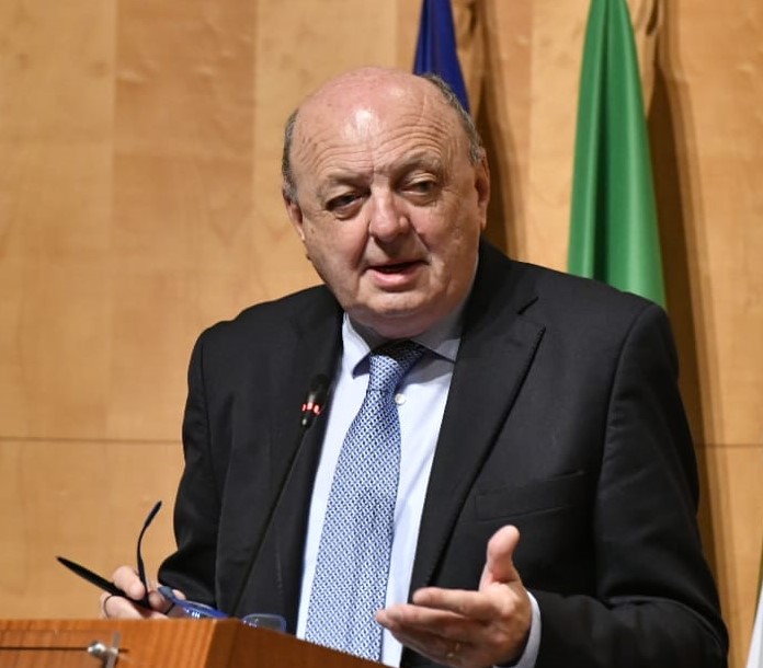 egazette1's tweet photo. Il #CdM ha approvato lo schema di decreto Ambiente-bis. Tra i contenuti ci sono le regole per la Via, per le autorizzazioni paesaggistiche, per fermare crisi della plastica e importazione di plastiche di prima produzione vendute come prodotti riciclati.
https://t.co/SKZODob9PP https://t.co/tO2qDGF3WN