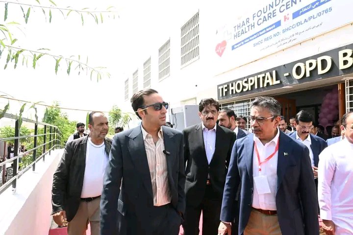 MsZadii's tweet photo. چیئرمین پاکستان پیپلز پارٹی بلاول بھٹو زرداری کا اسلام کوٹ میں تھر فاؤنڈیشن اسپتال کا دورہ
#SMTteamSN 
#TharBadalRahaHaiPakistan
@BBhuttoZardari 
@AseefaBZ https://t.co/iM4WXh0Oeo