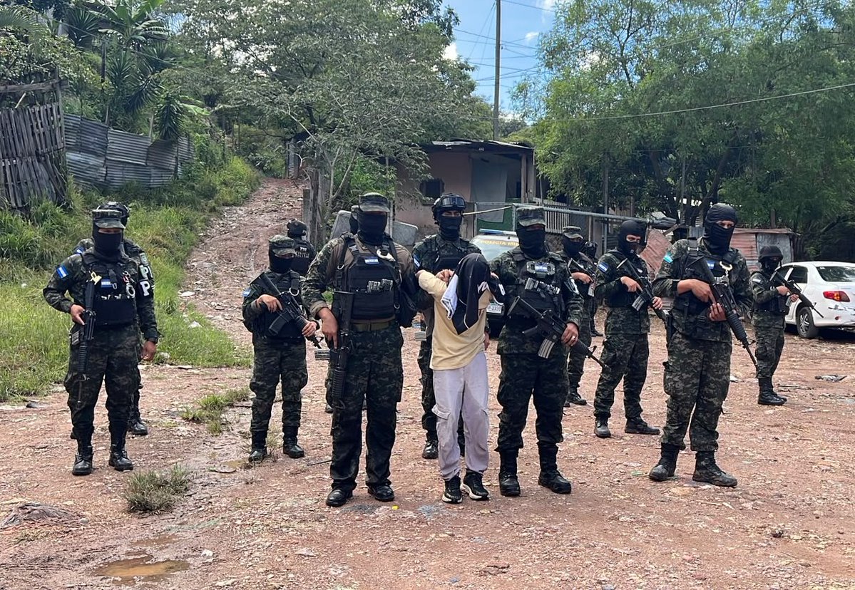 PMOPHN's tweet photo. #EscudoDeHonduras | Las @FFAAHN a través de la Policía Militar del Orden Público (#4BPMOP), mediante patrullajes de seguridad en el sector 8 de la colonia Villanueva, Tegucigalpa, detuvieron a un menor de edad, señalado como presunto integrante de la estructura terrorista Pandilla 18.

Al percatarse de la presencia de los efectivos, el menor habría intentado darse a la fuga, iniciándose una persecución que culminó con su detención.

De acuerdo con información, el menor estaría presuntamente vinculado a hechos relacionados con el desplazamiento de familias de sus viviendas, con el propósito de ejercer control territorial y facilitar actividades ilícitas.

#PMOPHN #FFAAHN #OperacionesPMOP