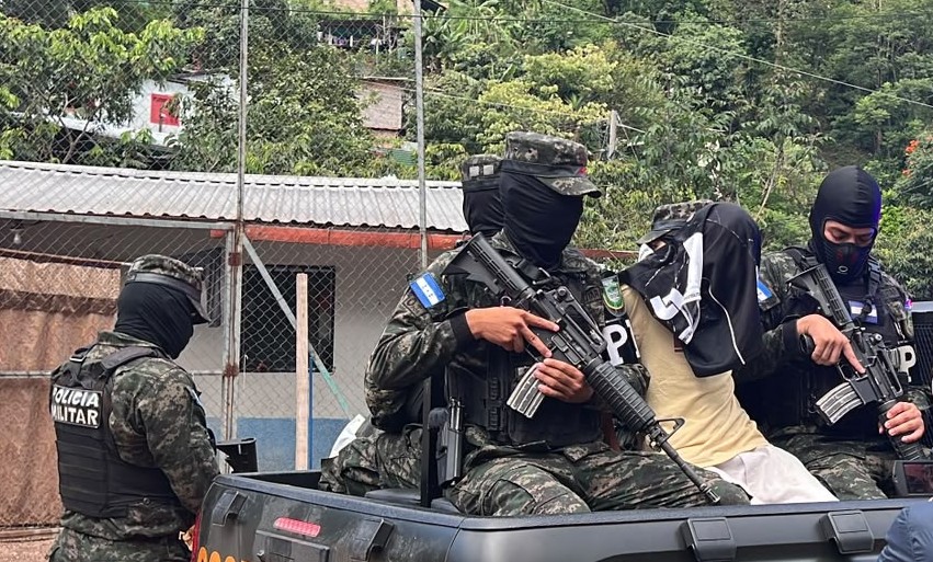 PMOPHN's tweet photo. #EscudoDeHonduras | Las @FFAAHN a través de la Policía Militar del Orden Público (#4BPMOP), mediante patrullajes de seguridad en el sector 8 de la colonia Villanueva, Tegucigalpa, detuvieron a un menor de edad, señalado como presunto integrante de la estructura terrorista Pandilla 18.

Al percatarse de la presencia de los efectivos, el menor habría intentado darse a la fuga, iniciándose una persecución que culminó con su detención.

De acuerdo con información, el menor estaría presuntamente vinculado a hechos relacionados con el desplazamiento de familias de sus viviendas, con el propósito de ejercer control territorial y facilitar actividades ilícitas.

#PMOPHN #FFAAHN #OperacionesPMOP