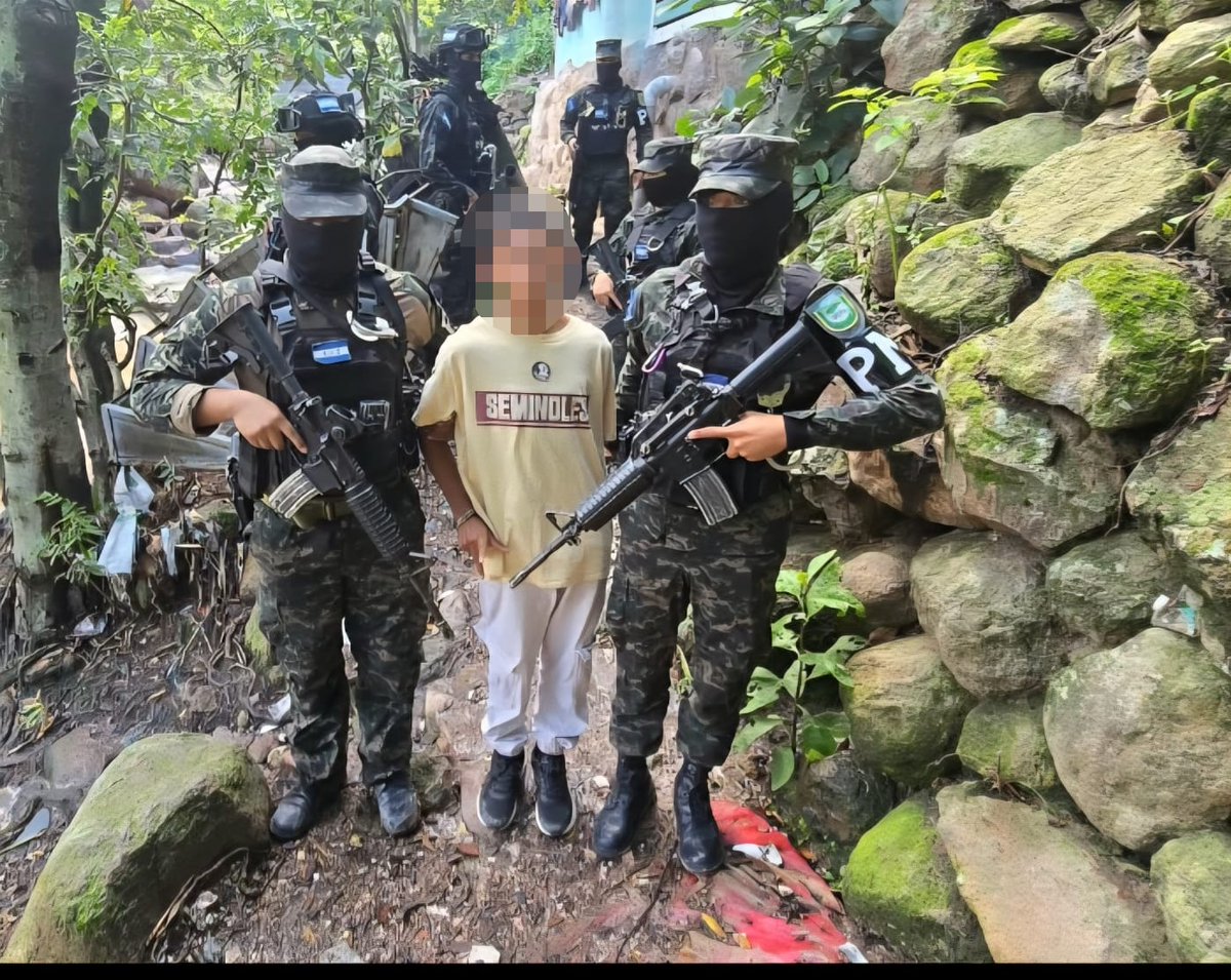 PMOPHN's tweet photo. #EscudoDeHonduras | Las @FFAAHN a través de la Policía Militar del Orden Público (#4BPMOP), mediante patrullajes de seguridad en el sector 8 de la colonia Villanueva, Tegucigalpa, detuvieron a un menor de edad, señalado como presunto integrante de la estructura terrorista Pandilla 18.

Al percatarse de la presencia de los efectivos, el menor habría intentado darse a la fuga, iniciándose una persecución que culminó con su detención.

De acuerdo con información, el menor estaría presuntamente vinculado a hechos relacionados con el desplazamiento de familias de sus viviendas, con el propósito de ejercer control territorial y facilitar actividades ilícitas.

#PMOPHN #FFAAHN #OperacionesPMOP