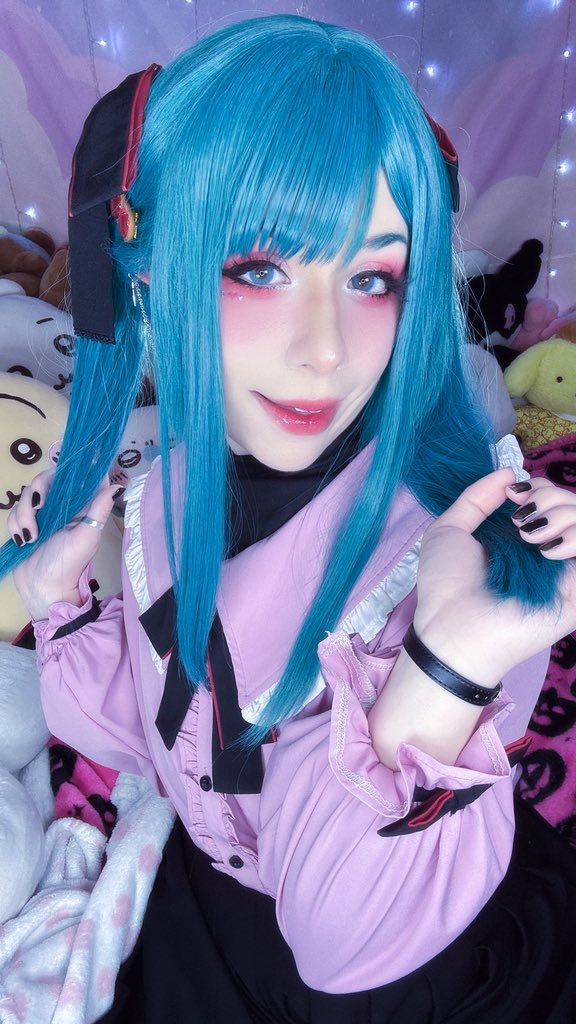 Teahgan's tweet photo. WAKE UP it’s miku monday! https://t.co/VSxFwmwvSv
