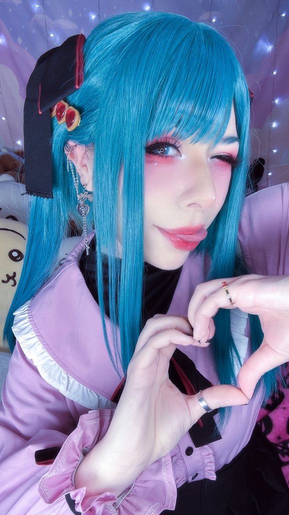 Teahgan's tweet photo. WAKE UP it’s miku monday! https://t.co/VSxFwmwvSv