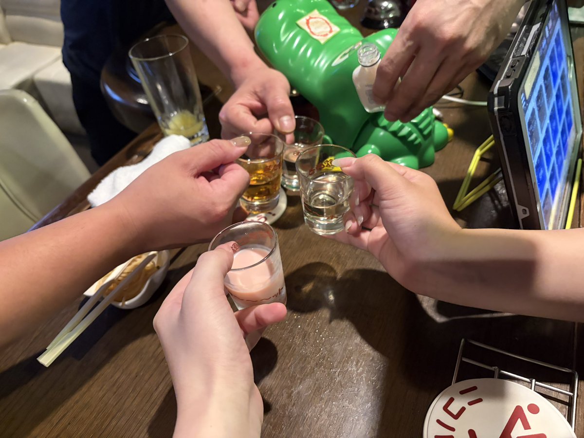 nicobar_koha's tweet photo. 今日もありがとうございました！！！！
やっとお腹落ち着いてきた！！！
乾杯もありがとう🙏🏼感謝！！
餃子食べ放題、今後1年間は見たくない https://t.co/s4NL3JrLP9