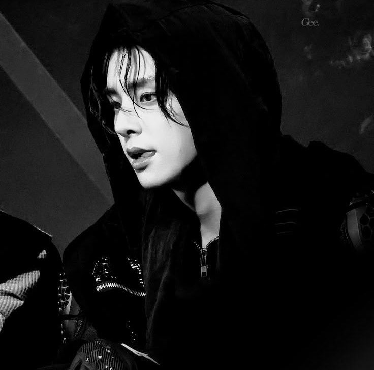 pur3doll's tweet photo. ᅟᅟᅟᅟᅟᅟᅟᅟ𝑆obre mim.  
ㅤ
• idade : 26.
• gênero : masculino.
• comida fav : macarrão.
• altura : 1,68.
• sexualidade : gay.
• pets : 2 (coelhos)
• piercings : 0
• tattoos : 0
• cor fav : preto, branco e azul escuro.
• status : solteiro. https://t.co/iuBCldkc7m