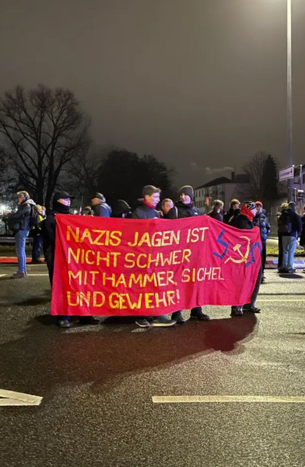 ernsterjuenger's tweet photo. Die Linken gehören doch auch irgendwie zur "Demokratischen Mitte".     🤗 https://t.co/DikdcrPXMf