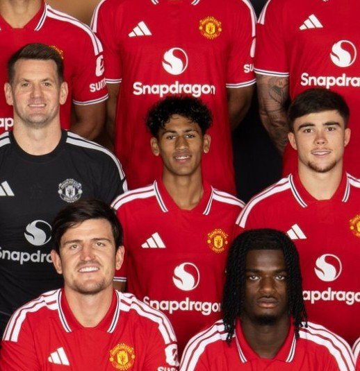 UtdFaithfuls's tweet photo. Imagine putting him in the first team photo at just 15 years old and he still did all that. Sigh. https://t.co/ac7p9kjzop