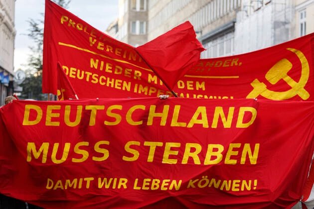 ernsterjuenger's tweet photo. Die Linken gehören doch auch irgendwie zur "Demokratischen Mitte".     🤗 https://t.co/DikdcrPXMf