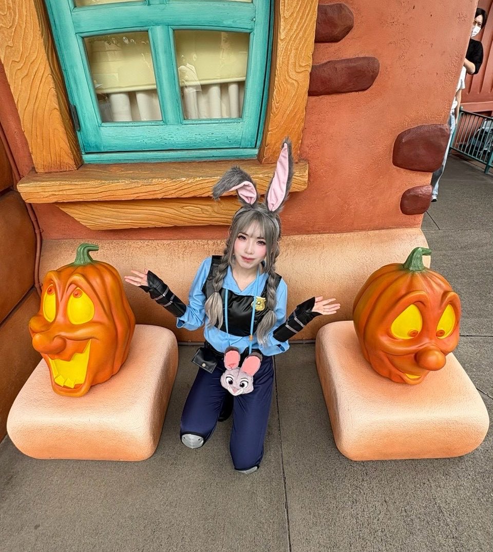 mil5uv's tweet photo. 🐰｢両手にかぼちゃで〜す🎃｣ https://t.co/g2lHZJ6isd