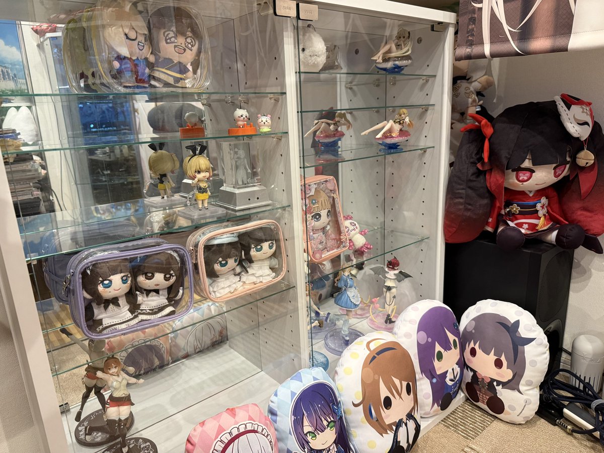 rinakoe's tweet photo. 最後は、TORロータイプ スリムでワイドな感じ。
お部屋のスペースに合わせてです。

こっちもまだ余裕あるので、ゆっくり埋めていきましょう。
とりあえず、、、、
#着せ恋 海夢ちゃんが侵食してて、ライザも気を抜いたら無限に増えるタイプの予感なので気をつけていこう……
ぬいは #音泉 さんの #さえすず #ささもり とか。この辺は専用ぬいケースが出るハズなので、音泉まつり当たってたら買うかな〜
#mona ちゃんはしれっとハニワのマスコットキャラも増やしてまして、12月のライブイベントへの準備は着々と
#バニーガーデン 凜ちゃんは、今後も着々と増えそうなので、適宜サイズの合うところに
他の皆さんも、サイズ合う立体ものはどんどんこちらに……足してたら、すぐにいっぱいになっちゃいそう……