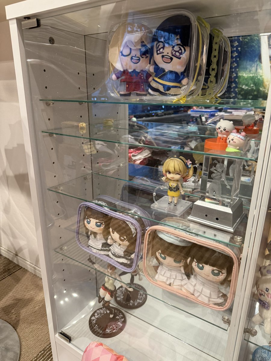 rinakoe's tweet photo. 最後は、TORロータイプ スリムでワイドな感じ。
お部屋のスペースに合わせてです。

こっちもまだ余裕あるので、ゆっくり埋めていきましょう。
とりあえず、、、、
#着せ恋 海夢ちゃんが侵食してて、ライザも気を抜いたら無限に増えるタイプの予感なので気をつけていこう……
ぬいは #音泉 さんの #さえすず #ささもり とか。この辺は専用ぬいケースが出るハズなので、音泉まつり当たってたら買うかな〜
#mona ちゃんはしれっとハニワのマスコットキャラも増やしてまして、12月のライブイベントへの準備は着々と
#バニーガーデン 凜ちゃんは、今後も着々と増えそうなので、適宜サイズの合うところに
他の皆さんも、サイズ合う立体ものはどんどんこちらに……足してたら、すぐにいっぱいになっちゃいそう……