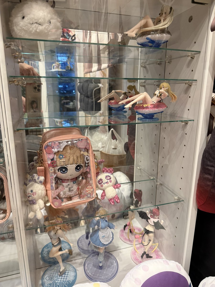 rinakoe's tweet photo. 最後は、TORロータイプ スリムでワイドな感じ。
お部屋のスペースに合わせてです。

こっちもまだ余裕あるので、ゆっくり埋めていきましょう。
とりあえず、、、、
#着せ恋 海夢ちゃんが侵食してて、ライザも気を抜いたら無限に増えるタイプの予感なので気をつけていこう……
ぬいは #音泉 さんの #さえすず #ささもり とか。この辺は専用ぬいケースが出るハズなので、音泉まつり当たってたら買うかな〜
#mona ちゃんはしれっとハニワのマスコットキャラも増やしてまして、12月のライブイベントへの準備は着々と
#バニーガーデン 凜ちゃんは、今後も着々と増えそうなので、適宜サイズの合うところに
他の皆さんも、サイズ合う立体ものはどんどんこちらに……足してたら、すぐにいっぱいになっちゃいそう……