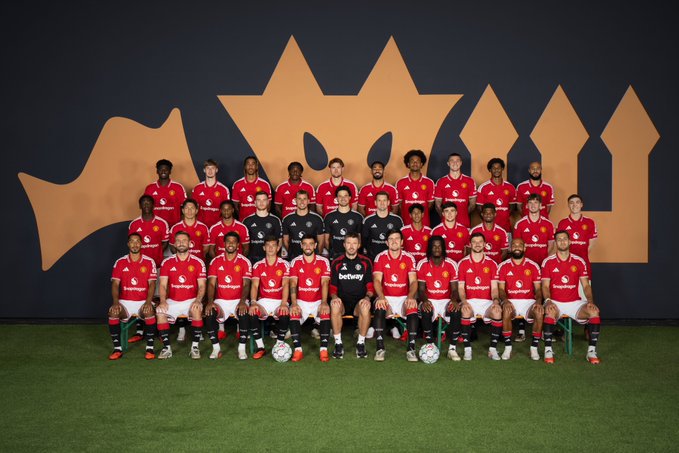 ManUtd_Es's tweet photo. Dos equipos, un club. Manchester United 🇾🇪 https://t.co/wI1VK26rmw