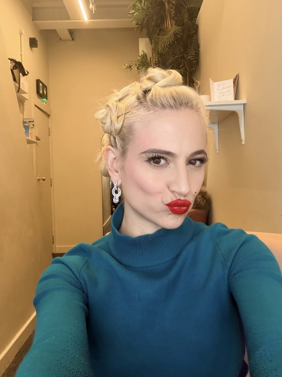 PixieLott's tweet photo. marilyn diaries 🤍 https://t.co/nCgWUgPMia https://t.co/sXvjx2CdKu